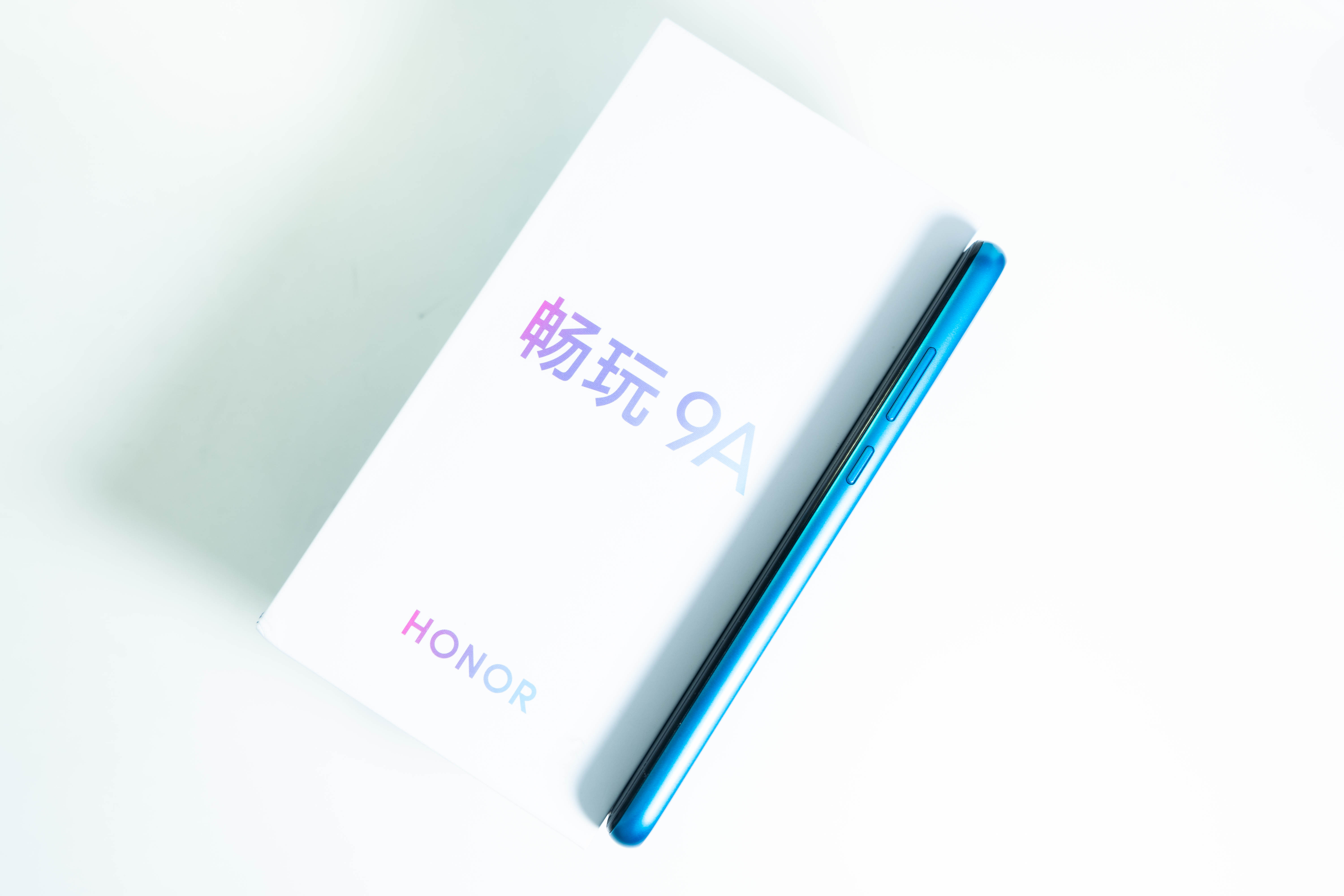 honor9a是什么手机（荣耀9A首发开箱 |堪比充电宝的5000毫安的续航怪兽！）-第2张图片-拓城游