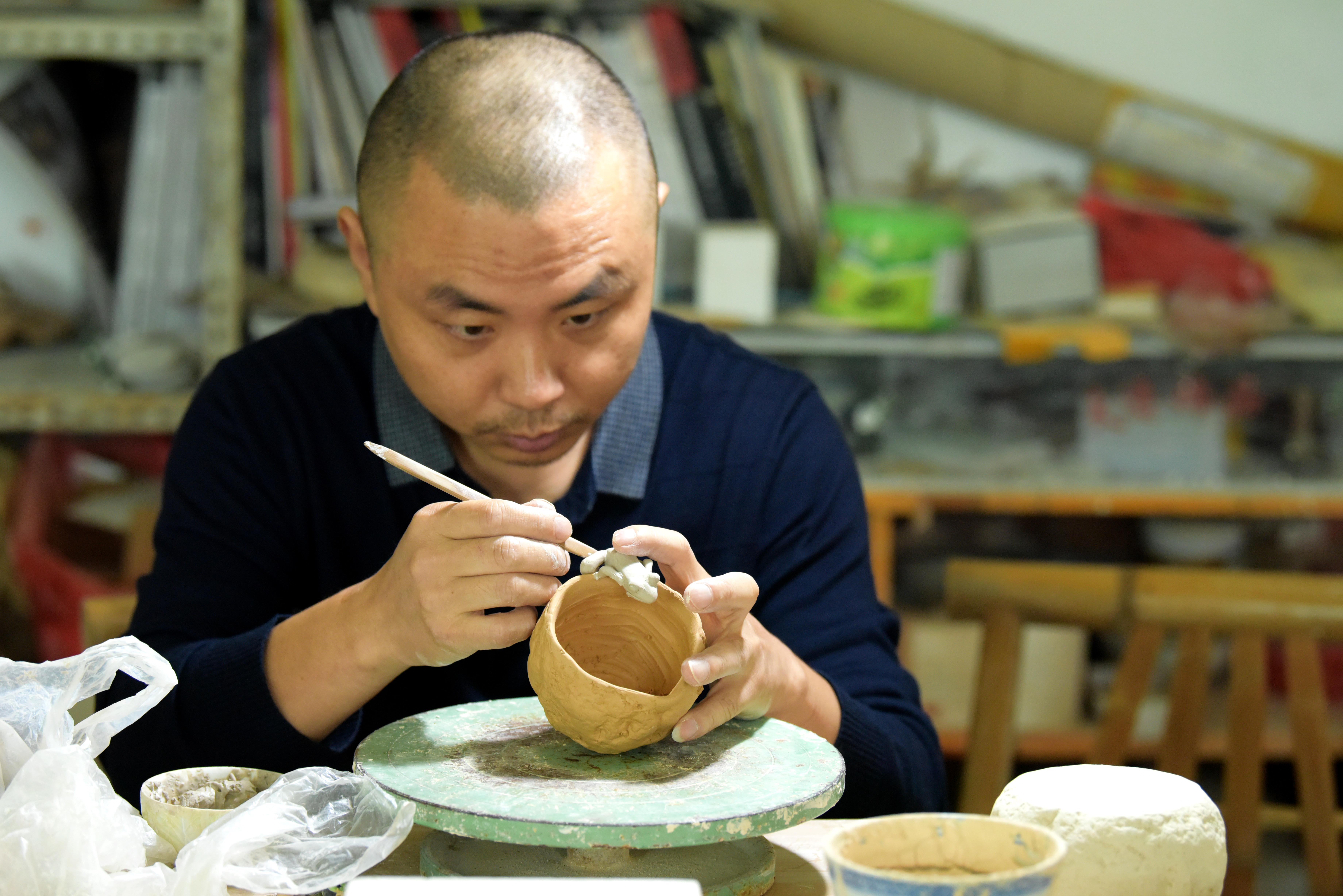 《阴阳师》青蛙瓷器哪里多 青蛙瓷器悬赏封印位置（江西景德镇：瓷都“青蛙王子”的艺术之路）-第4张图片-拓城游